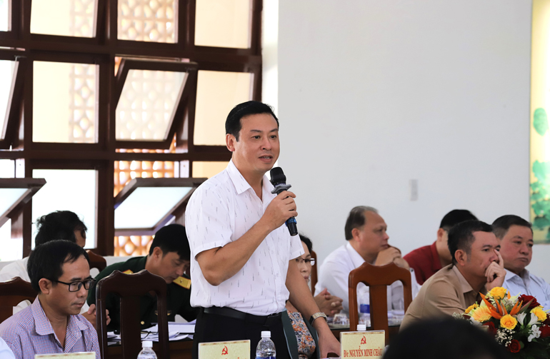 Đại diện các cơ quan, đơn vị trên địa bàn TP Bảo Lộc giải trình các vấn đề tồn tại, vướng mắc theo yêu cầu của Chủ tịch UBND tỉnh