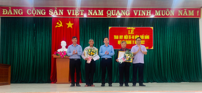 Đam Rông: Trao Huy hiệu Đảng đợt 7/11