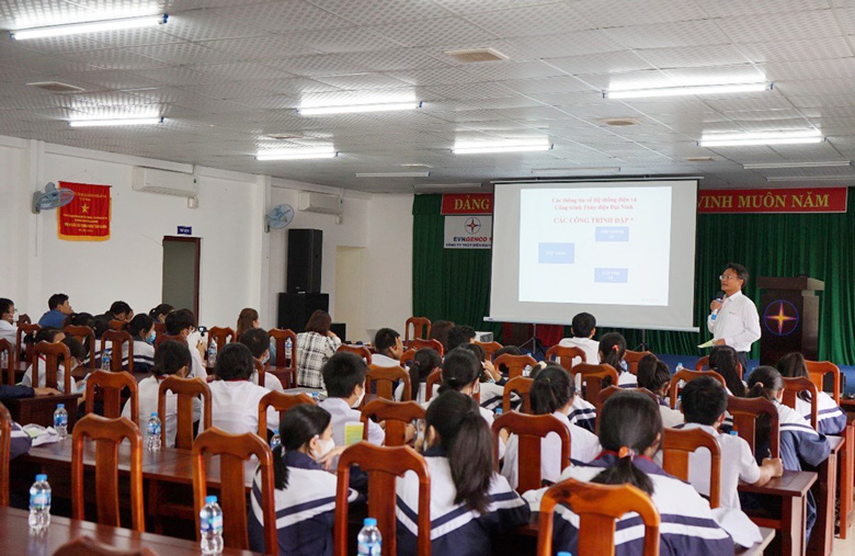 Thủy điện Đại Ninh tuyên truyền các quy định về bảo vệ hồ, đập và hành lang thoát lũ