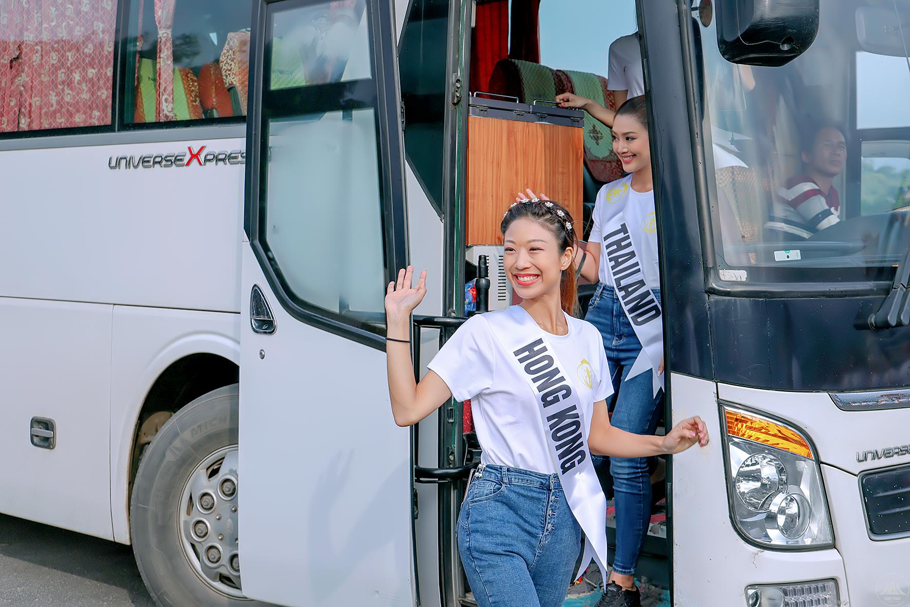 Các thí sinh hoa hậu tươi cười, phấn khởi khi có mặt tại Lễ phát động trồng cây năm 2023 vì mục tiêu “Phát triển du lịch và bảo vệ môi trường” được tổ chức tại Khu danh thắng Tây Thiên, thị trấn Đại Đình, huyện Tam Đảo