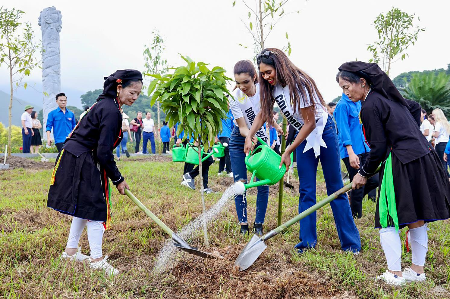 Đây là sự kiện rất có ý nghĩa, khi họ được cùng nhau trải nghiệm văn hóa Việt Nam khi được tham gia một trong những lễ hội truyền thống, giàu ý nghĩa bậc nhất - đó là Tết trồng cây