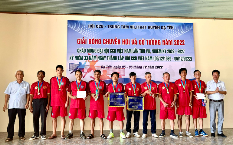 Đạ Tẻh: Hơn 100 vận động viên tham gia giải bóng chuyền hơi và cờ tướng
