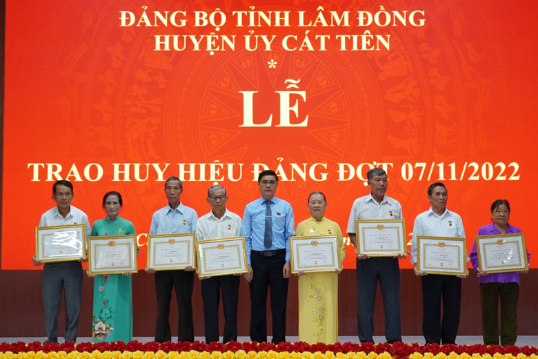 Cát Tiên: Trao huy hiệu Đảng cho các đảng viên