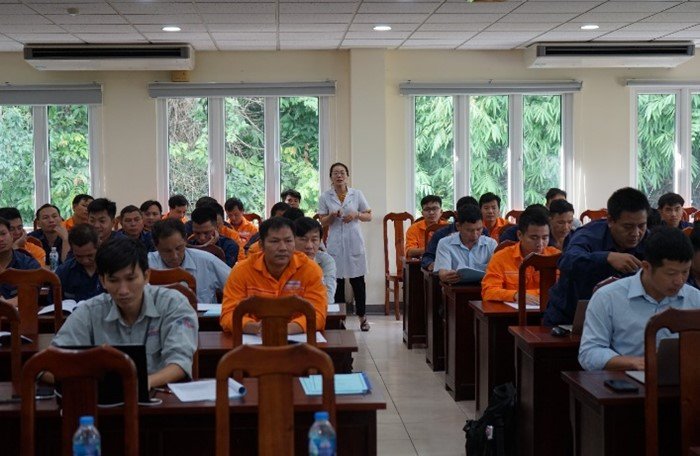 Cán bộ, công nhân viên Thủy điện Đại Ninh tham gia lớp sơ cứu và thực hành cấp cứu