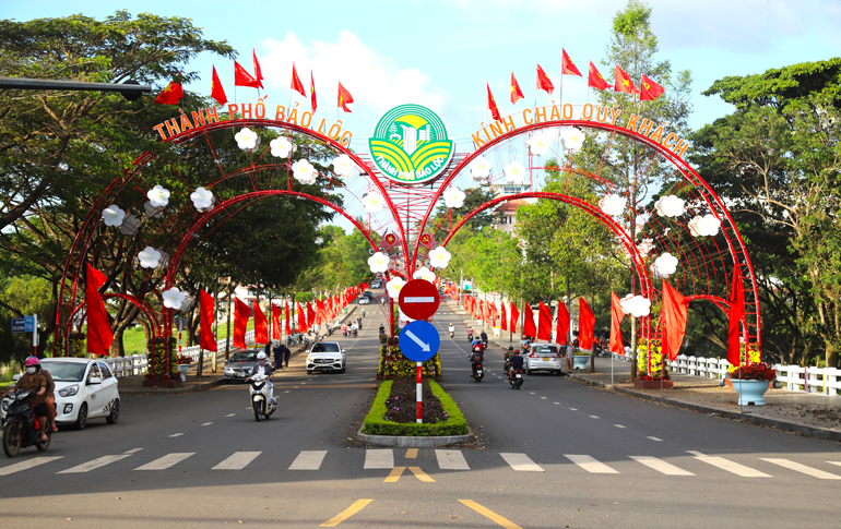 Bảo Lộc rực rỡ cờ hoa chào mừng Festival Hoa Đà Lạt