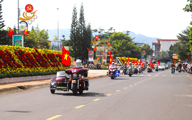 Hơn 20 xe mô tô thể thao gắn cờ đỏ sao vàng tung bay tham gia diễu hàng