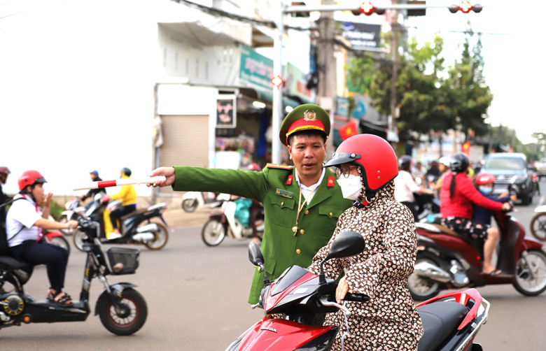 Lực lượng công an hướng dẫn người dân đảm bảo an toàn giao thông trên các tuyến đường khu vực trung tâm vào quảng trường 28 Tháng 3