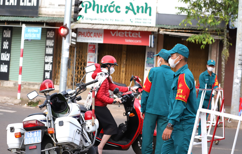 Lực lượng dân quân tham gia làm nhiệm vụ đảm bảo an ninh trật tự, an toàn giao thông trước giờ diễn ra chương trình nghệ thuật