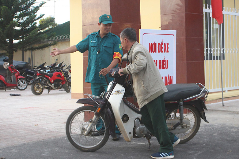 Các lực lượng làm nhiệm vụ hướng dẫn người dân, du khách tại các bãi giữ xe miễn phí