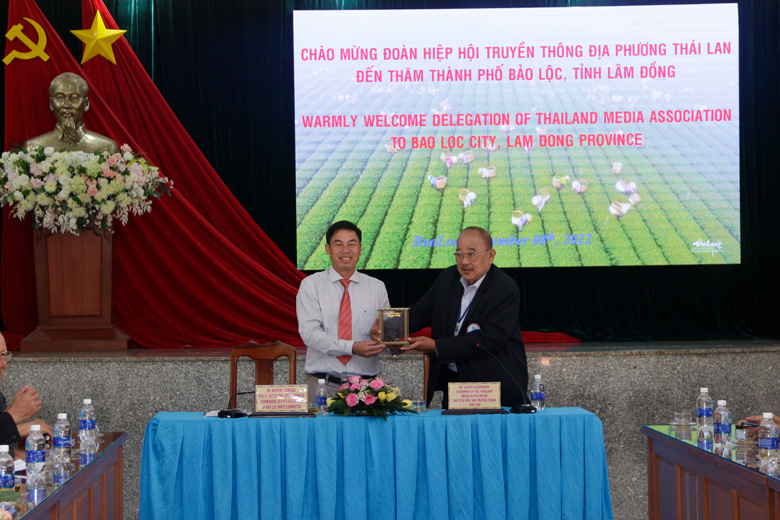 Đc Nghiêm Xuân Đức - Phó Bí thư Thường trực Thành ủy Bảo Lộc tiếp đoàn