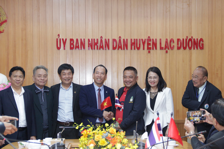 Đc Sử Thanh Hoài - Phó Bí thư Huyện ủy, Chủ tịch huyện Lạc Dương (thứ 4 từ trái sang) tiếp đoàn