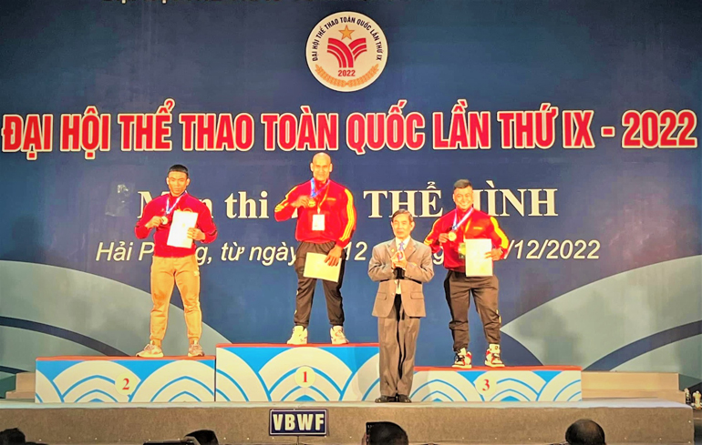 VĐV Hồ Văn Tuân, huy chương bạc hạng cân 85 kg nam