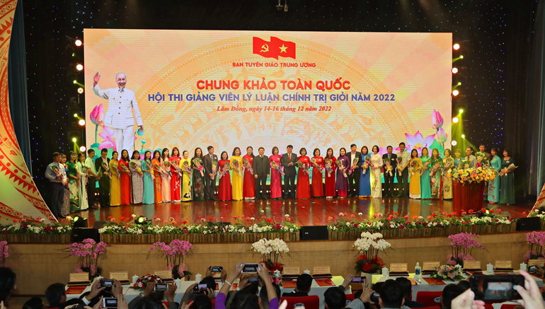 Ban Tổ chức Hội thi tặng hoa cho 38 thí sinh tham dự Chung khảo toàn quốc