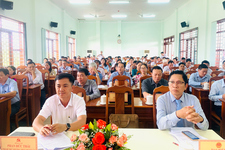 Các đại biểu tham dự kỳ họp lần thứ 10