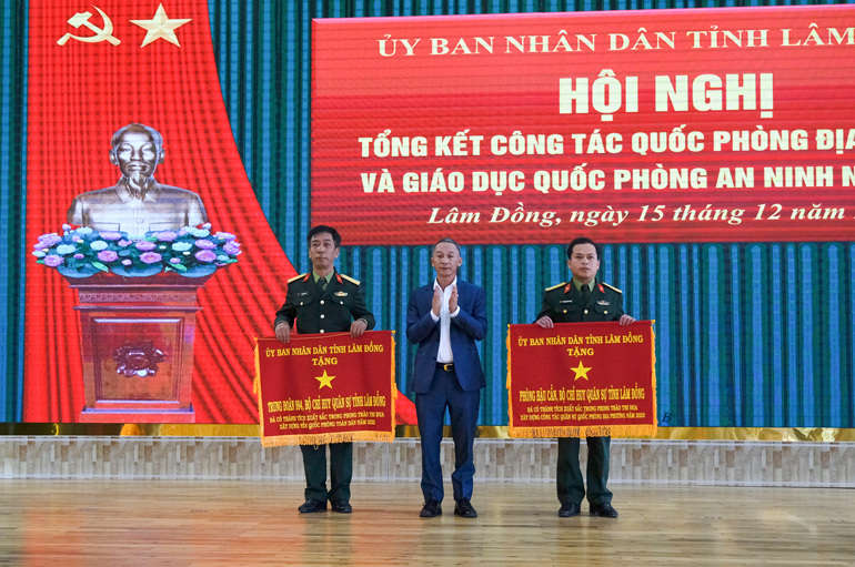 Chủ tịch UBND tỉnh tặng Cờ thi đua cho các đơn vị