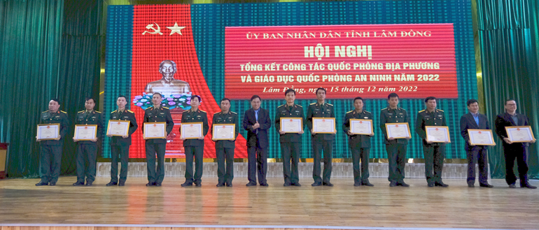 Đồng chí Võ Ngọc Hiệp – Ủy viên Ban Thường vụ Tỉnh ủy, Chủ tịch Ủy ban MTTQ Việt Nam tỉnh, Phó Chủ tịch UBND tỉnh tặng giấy khen cho các tập thể