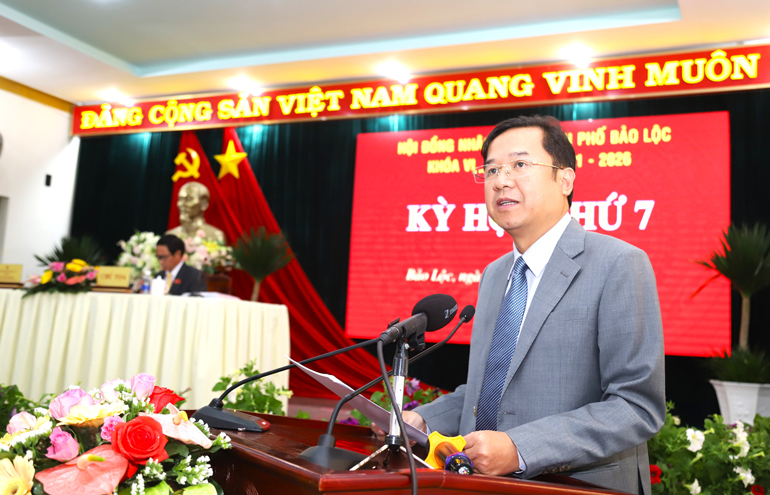 Đồng chí Tôn Thiện Đồng – Bí thư Thành ủy Bảo Lộc phát biểu chỉ đạo tại Kỳ họp