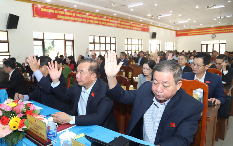 Đại biểu biểu quyết thông qua các tờ trình, nghị quyết tại Kỳ họp