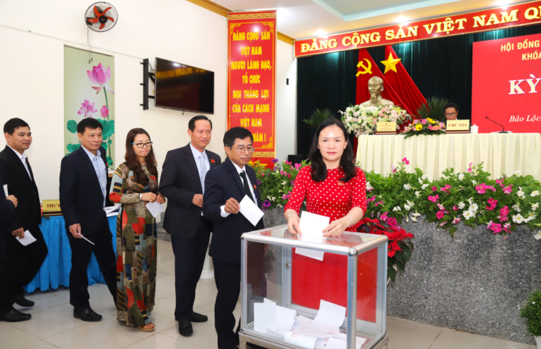 Đại biểu bỏ phiếu bầu Chủ tịch HĐND TP Bảo Lộc khóa VI, nhiệm kỳ 2021 – 2026