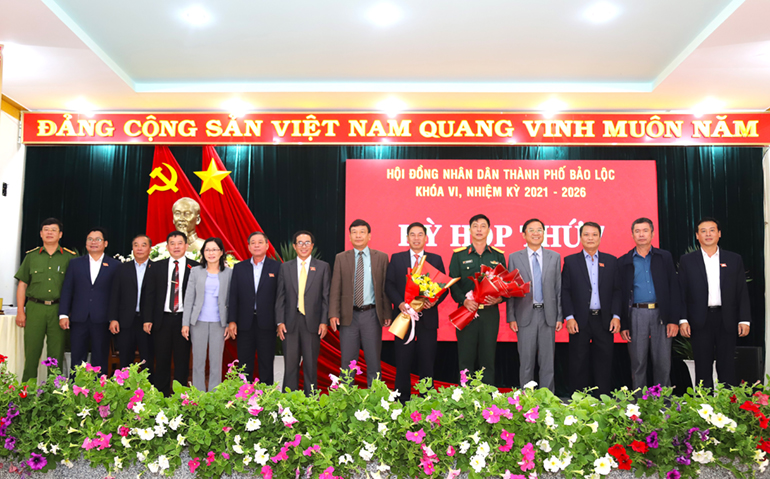Tặng hoa chúc mừng ông Nghiêm Xuân Đức được bầu giữ chức Chủ tịch HĐND TP Bảo Lộc khóa VI