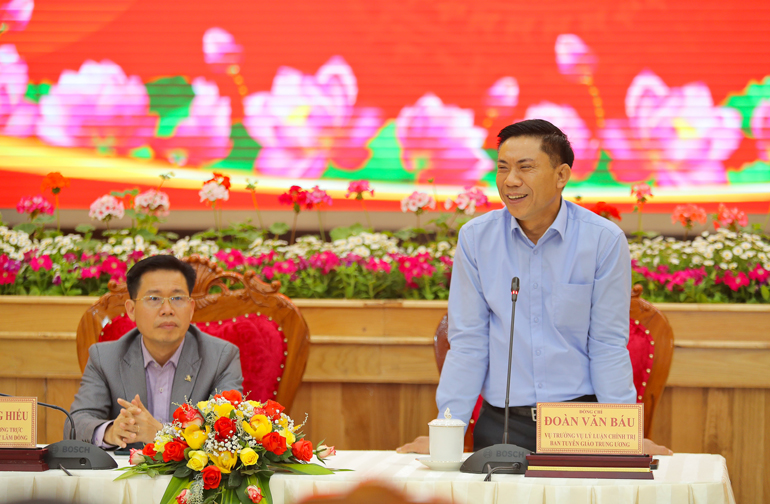 Ông Đoàn văn Báu - Vụ trưởng Vụ Lý luận chính trị, Ban Tuyên giáo Trung ương giải đáp thắc mắc, giao lưu với thí sinh 
