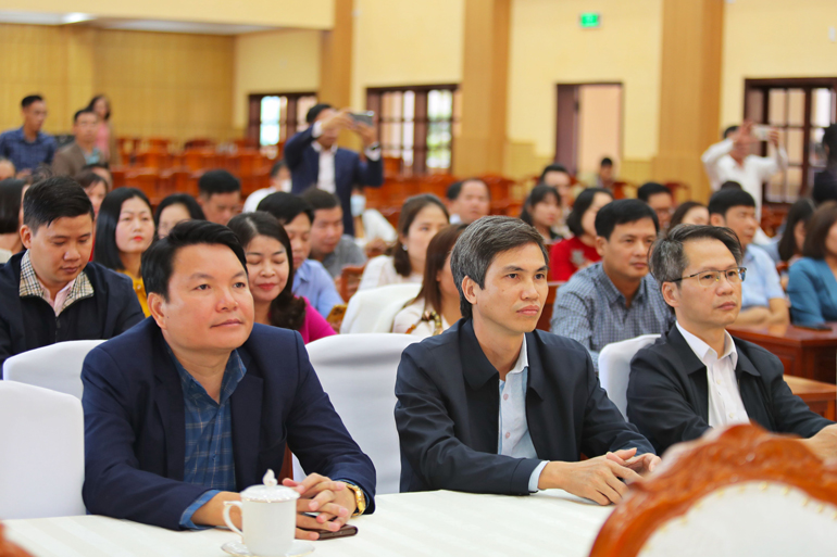 Đại biểu và 38 thí sinh cuộc thi chung khảo toàn quốc Hội thi giảng viên lý luận chính trị giỏi năm 2022 tham gia chương trình giao lưu, gặp mặt