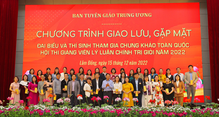 Ban Tổ chức hội thi tặng quà lưu niệm cho 38 thí sinh tham gia chung khảo toàn quốc Hội thi giảng viên lý luận chính trị giỏi năm 2022