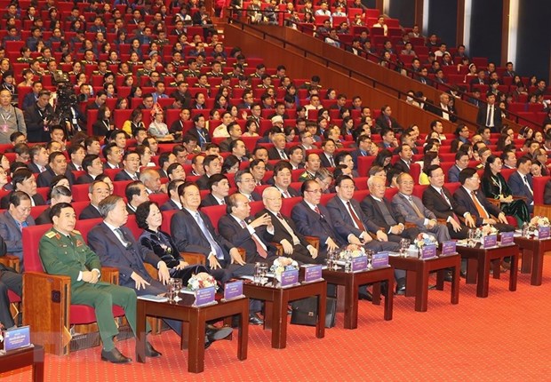 Các vị lãnh đạo, nguyên lãnh đạo Đảng, Nhà nước cùng các đại biểu dự đại hội. (Ảnh: Trí Dũng/TTXVN)
