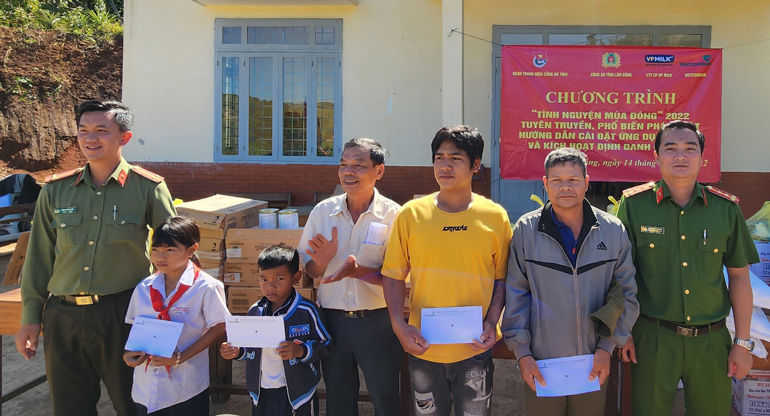 Trao quà cho người dân Tôn K’Long