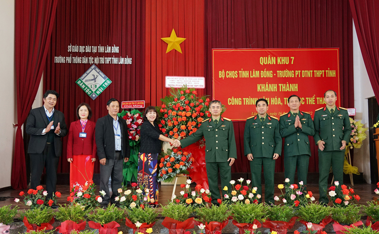 Tặng hoa chúc mừng nhà trường có công trình mới phục vụ giảng dạy và học tập