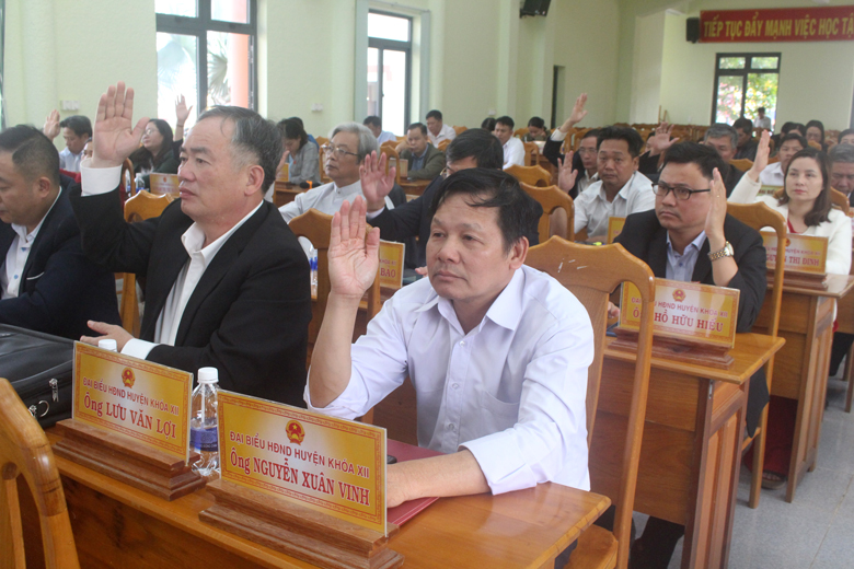 Các đại biểu biểu quyết thông qua các Nghị quyết