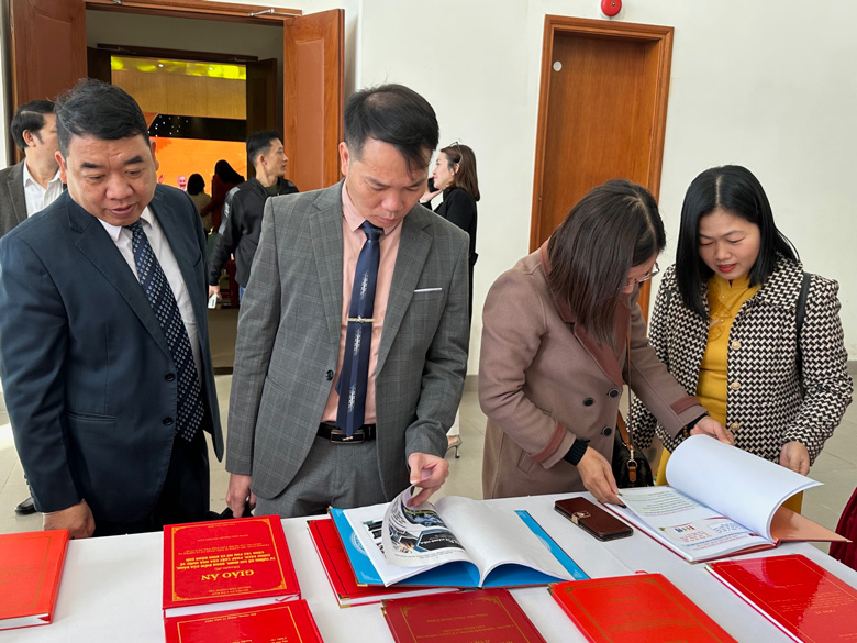 Các đại biểu tham quan khu trưng bày giáo án của các thí sinh dự thi