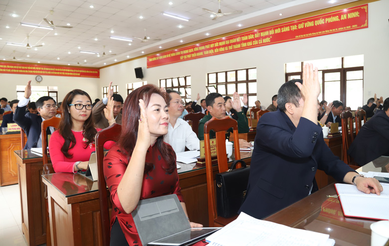 Đại biểu biểu quyết thông qua các dự thảo nghị quyết tại Kỳ họp