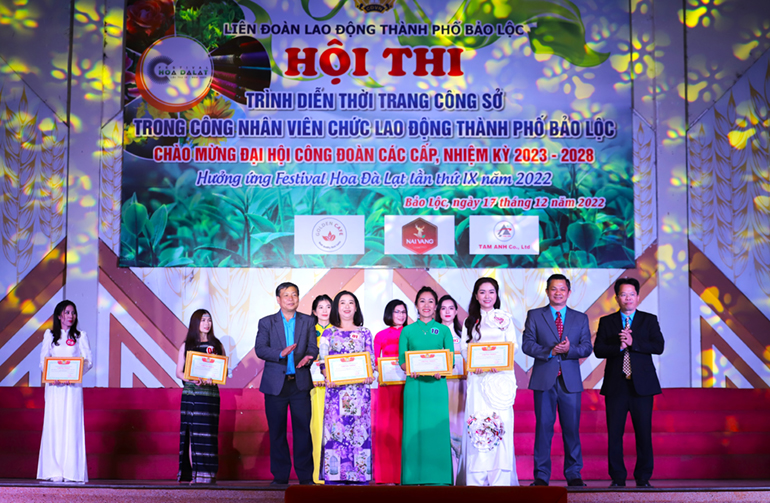 Ban tổ chức trao giải cho các đội xuất sắc đạt thành tích cao tại hội thi