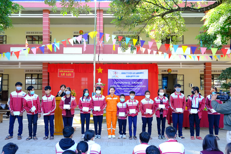 Đại diện Điện lực Di Linh trao tặng học bổng cho các em học sinh