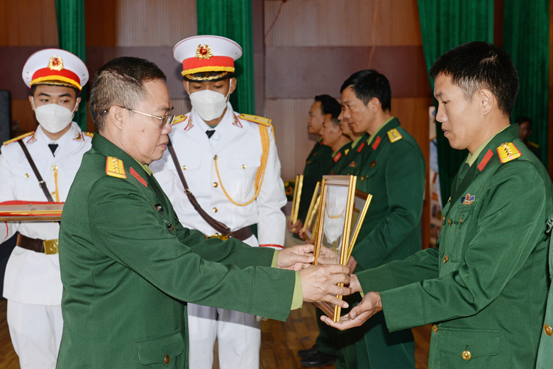 Đại tá Trần Văn Khương – Chính uỷ Bộ CHQS tỉnh trao thưởng cho các tập thể, cá nhân hoàn thành xuất sắc nhiệm vụ
