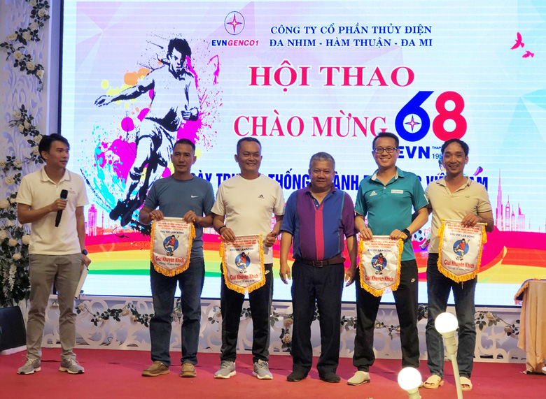 Ông Diệp Chí Hiếu - Chủ tịch Công đoàn Công ty ĐHĐ trao cờ luân lưu cho các đơn vị