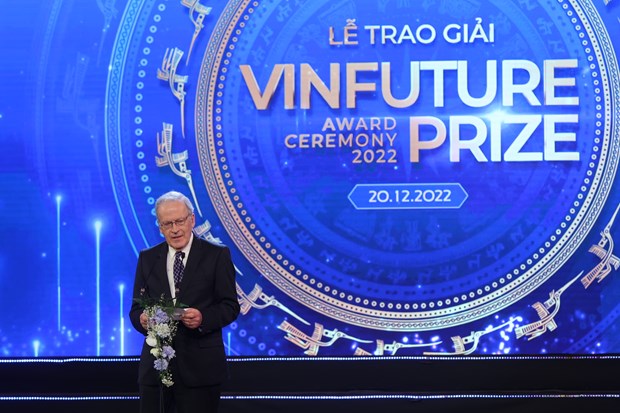 Giải Đặc biệt VinFuture 2022 dành cho Nhà khoa học nghiên cứu các lĩnh vực mới đã được trao cho Tiến sĩ Demis Hassabis (Vương Quốc Anh) và Tiến sĩ John Jumper (Hoa Kỳ)