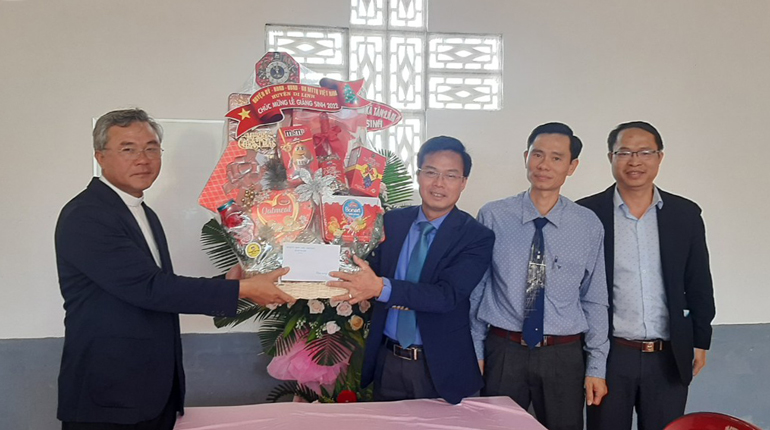 Lãnh đạo huyện Di Linh chúc mừng lễ Giáng sinh