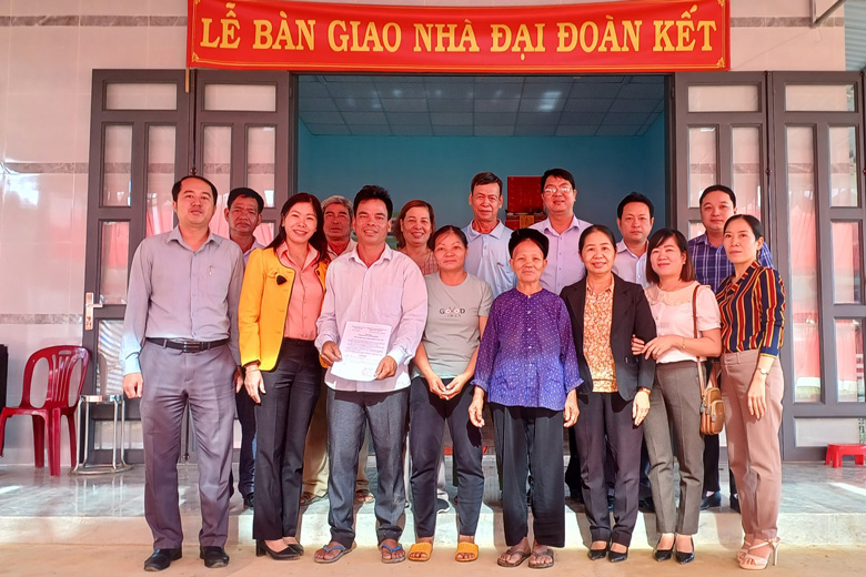 Đạ Tẻh: Bàn giao nhà đại đoàn kết cho hội viên nông dân