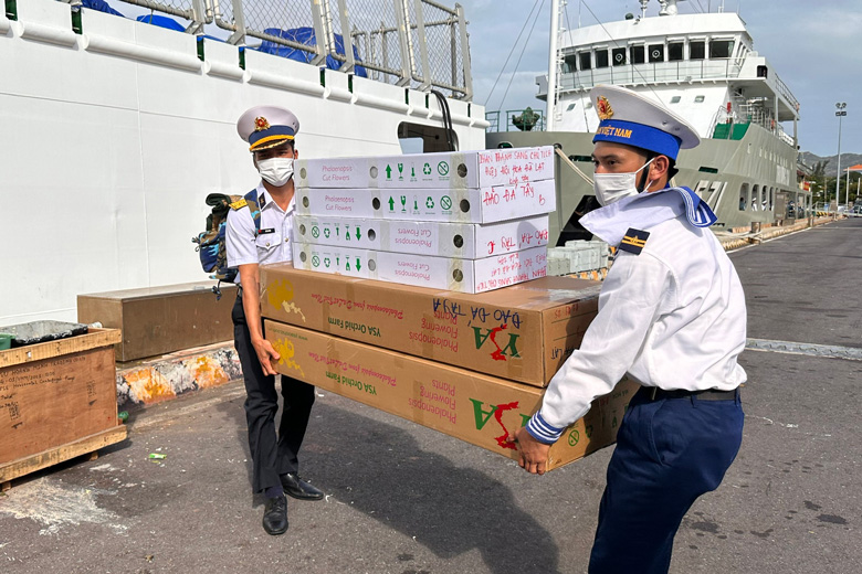 Hoa của Hiệp hội Hoa Lâm Đồng gởi tặng các đảo được các chiến sĩ vận chuyển xuống tàu