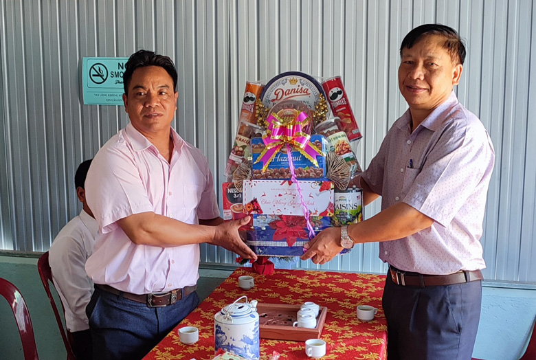 Lãnh đạo Ban Dân tộc thăm, tặng quà chức sắc tôn giáo dịp Giáng sinh