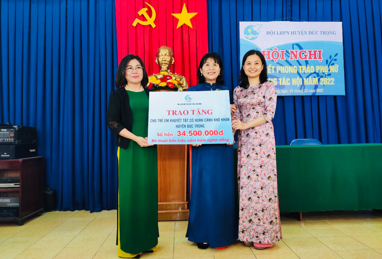Hội LHPN tỉnh trao tặng 64 suất quà cho trẻ em khuyết tật có hoàn cảnh khó khăn tại huyện Đức Trọng