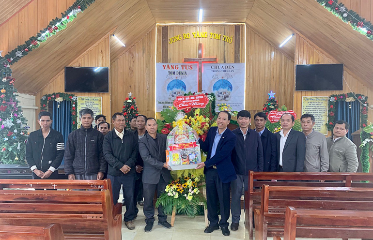 Đồng chí Sử Thanh Hoài – Phó Bí thư Huyện ủy, Chủ tịch UBND huyện Lạc Dương làm trưởng đoàn thăm, chúc mừng các cơ sở tôn giáo tại xã Đưng K’Nớ