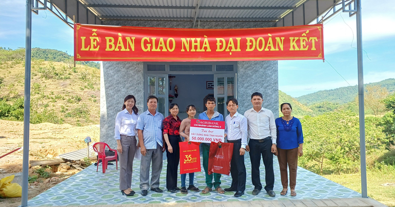 Đạ Tẻh: Bàn giao 2 căn nhà đại đoàn kết cho hộ nghèo
