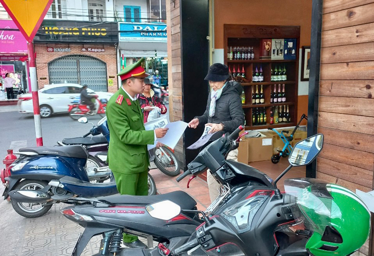 Đà Lạt: Phát 51.000 tờ rơi tuyên truyền cảnh báo tội phạm dịp Tết