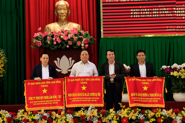 Lãnh đạo tỉnh tặng Cờ thi đua cho các tập thể đạt thành tích xuất sắc trong phong trào