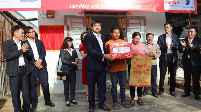 Trao nhà đại đoàn kết cho hộ đồng bào dân tộc thiểu số