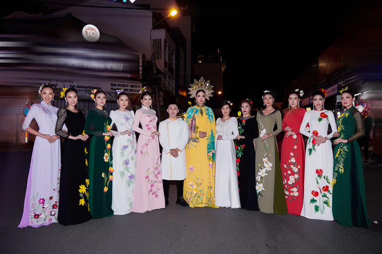 NTK Đỗ Nguyễn (thứ 6 từ trái sang) và Nghệ nhân hoa đất sét Huỳnh Hoàng Vân (thứ 6 từ phải sang) với các thiết kế trong bộ sưu tập “Đà Lạt bốn mùa hoa”