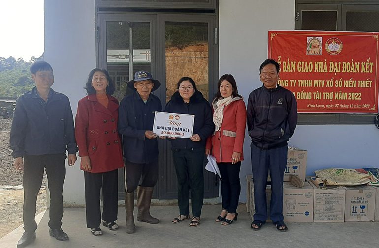 Trao nhà đại đoàn kết cho các hộ có hoàn cảnh kinh tế đăc biệt khó khăn trên địa bàn xã Ninh Loan
